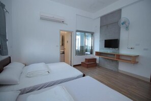 Escritorio, cortinas blackout, wifi gratis y ropa de cama 