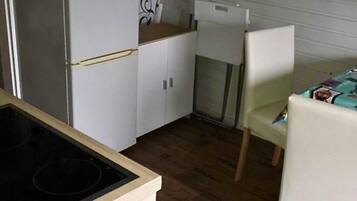 Full-size fridge, oven, stovetop, cookware/dishes/utensils