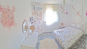 Rom – standard, 1 queensize-seng, ikke-røyk (Main Building) | Blendingsgardiner, lydisolert, wi-fi (inkludert) og individuelt dekorert