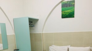 Une chambre à coucher avec un lit, un bureau et une chaise.