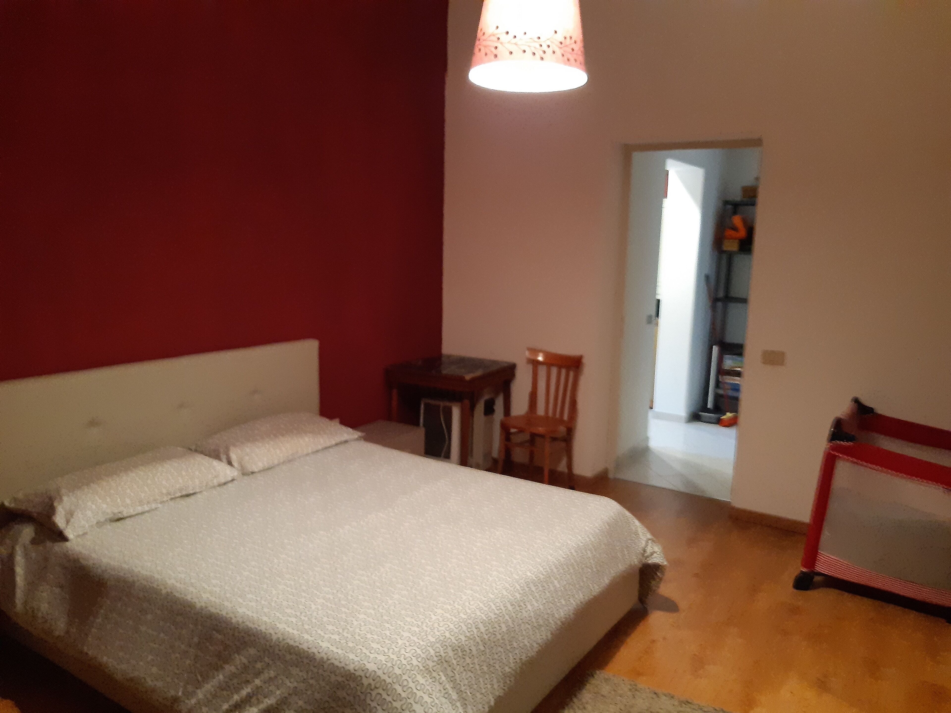 4 室のベッドルーム、旅行用ベビーベッド