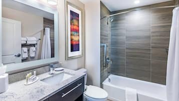 Combined shower/tub, free toiletries, hair dryer, towels