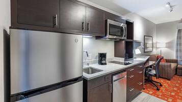 Refrigerador, microondas, placa de cocina, lavavajillas