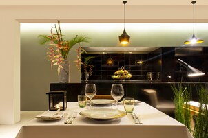 Serveert ontbijt, van boer tot bord-gerechten, uitzicht op de zwembaden