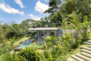 Two Bedroom Colonial Villa with Pool | 花園景