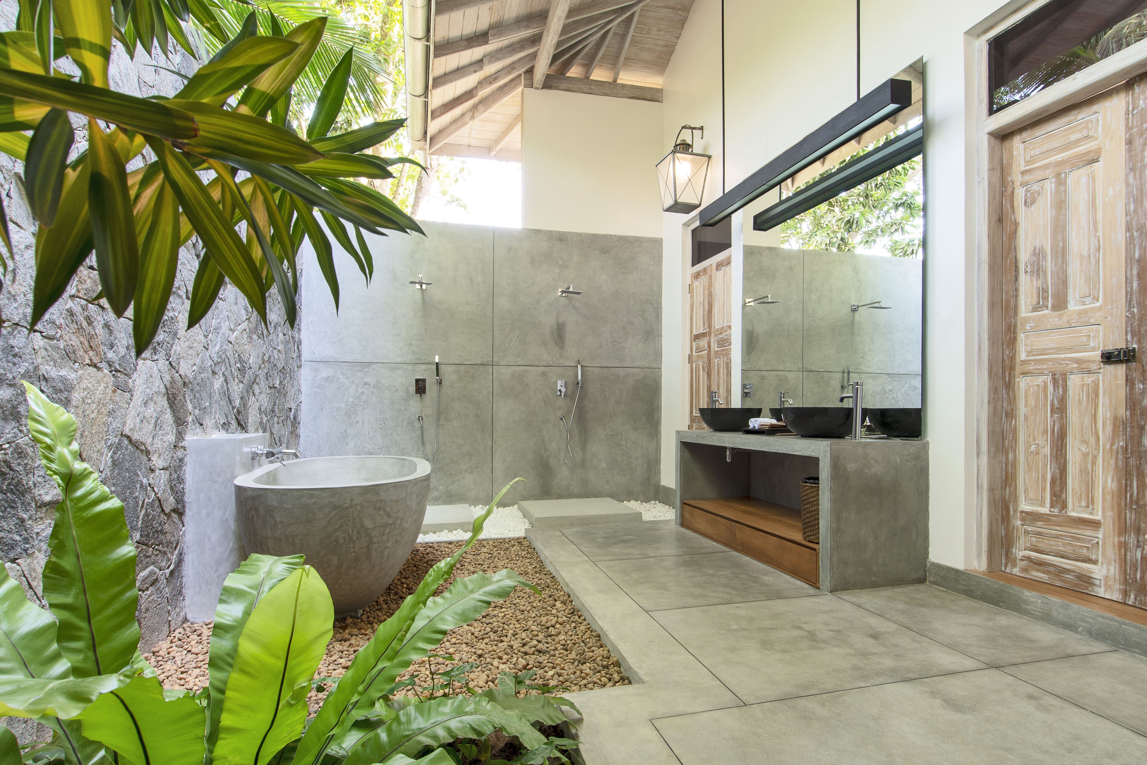 Chambre Deluxe avec lits jumeaux | Salle de bain | Articles de toilette de luxe, sèche-cheveux, peignoirs, chaussons