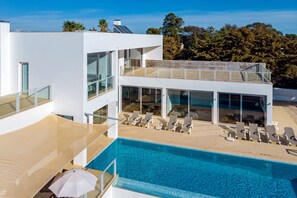 Pool - Villa Ocean Pine, a bright, modern villa located close to the sea with the option to heat the pool (Albufeira)