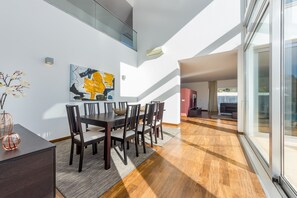 Dining - Villa Ocean Pine, a bright, modern villa located close to the sea with the option to heat the pool (Albufeira)