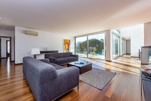 Fernseher, Tischtennisplatte