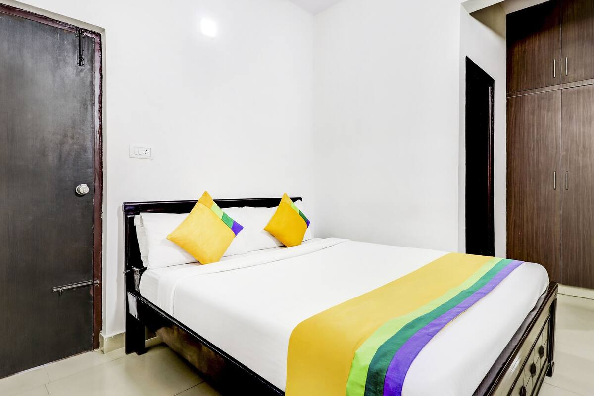 Iron/ironing board, free WiFi, bed sheets