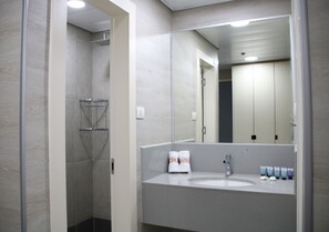 Habitació estàndard | Bany | Dutxa, capçal de dutxa d'hidromassatge, tovalloles i sabó 