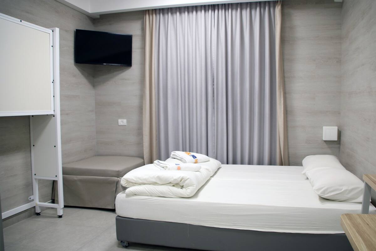 Minibar, escritorio, cortinas blackout y cunas gratuitas 