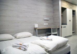 Minibar, desk, blackout drapes, free cribs/infant beds - HI Rabin Jerusalem Hostel (Jerusalem)
