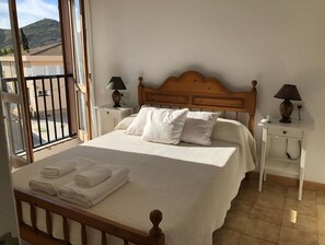 1 slaapkamer, een strijkplank/strijkijzer, internet, beddengoed