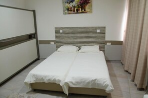 迷你吧、办公桌、遮光窗帘、隔音