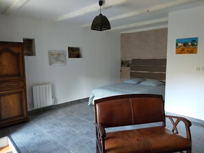 Tweepersoonskamer | Individueel gedecoreerd, individueel gemeubileerd, een laptopwerkplek