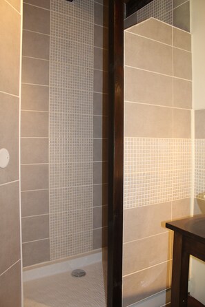 Habitación familiar | Baño | Regadera, secadora de cabello, toallas 