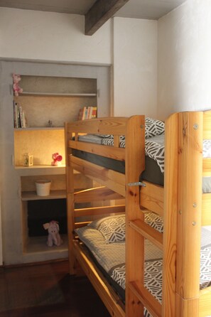 Habitación familiar | Decoración personalizada y muebles diferentes