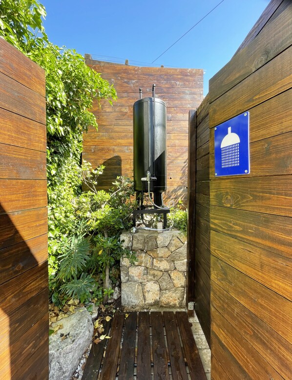 A wooden gate with a water tank and a blue sign indicating a water feature. - Apartment 2 - two double rooms sea view terrace (apartment 2) (Punat)