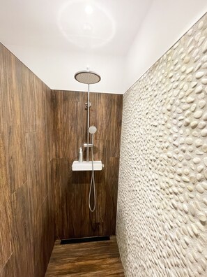 Dusche, Haartrockner, Handtücher