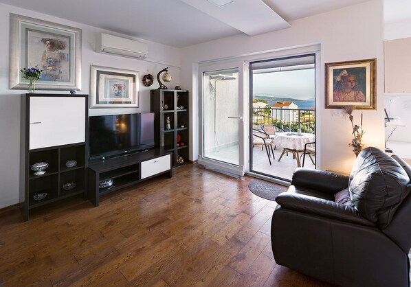 TV, fireplace, offices - Apartment Rosa 4*, Spacious Apartment with a Sea View (Krk)