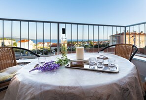 Outdoor dining - Apartment Rosa 4*, Spacious Apartment with a Sea View (Krk)