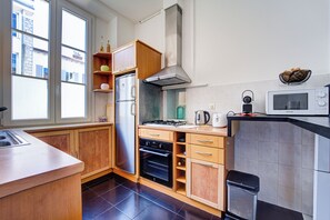 Kühlschrank, Mikrowelle, Ofen, Wasserkocher mit Kaffee-/Teezubehör