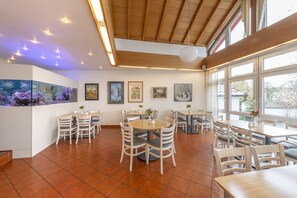 包含每日自助早餐