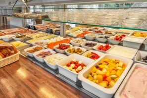 A buffet with various food items including meats, cheeses, fruits, and vegetables. - Hotel Zum Rössle (Heilbronn)