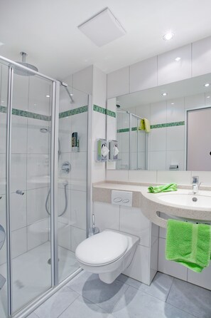 淋浴设施、免费洗浴用品、吹风机、毛巾