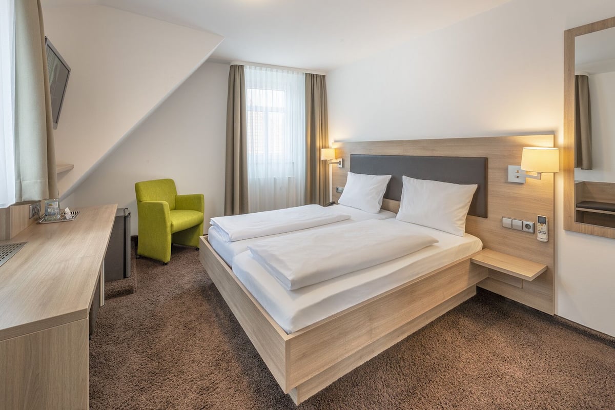 Hypo-allergenic bedding, desk, iron/ironing board, free WiFi