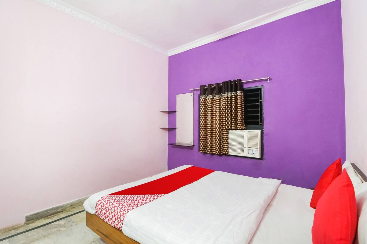 Quarto casal básico | Wi-Fi de cortesia, roupa de cama