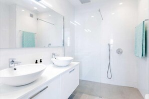 Shower, towels, soap, shampoo - Fantastic apartment with seaview, terrace and pool (Marbella)