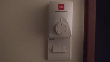 En elektronisk KOK-styrenhet med en ratt och en strömbrytare.