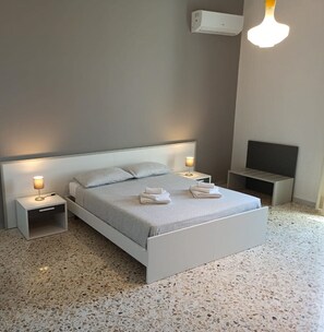 Coffres-forts dans les chambres, bureau, fer et planche à repasser