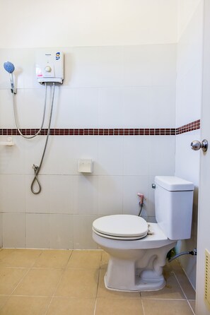 Habitación doble estándar | Baño | Regadera, toallas, jabón, shampoo 