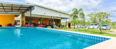 Piscine extérieure, chaises longues