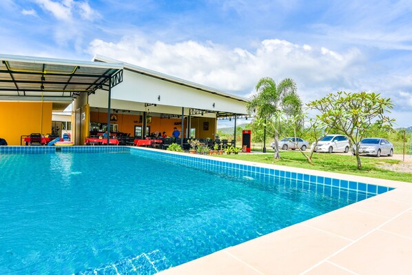 حمّام سباحة خارجي، مقاعد للتشمس