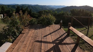 Un pontile in legno con vista sulle montagne lontane.