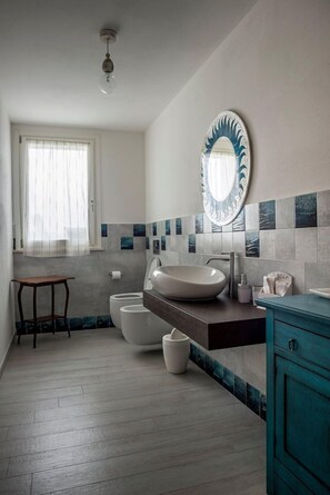 Kolmen hengen huone, keittotila | Kylpyhuone | Kylpyamme, hiustenkuivaaja, bidee, pyyhkeet