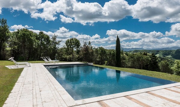 Kauden mukainen ulkouima-allas