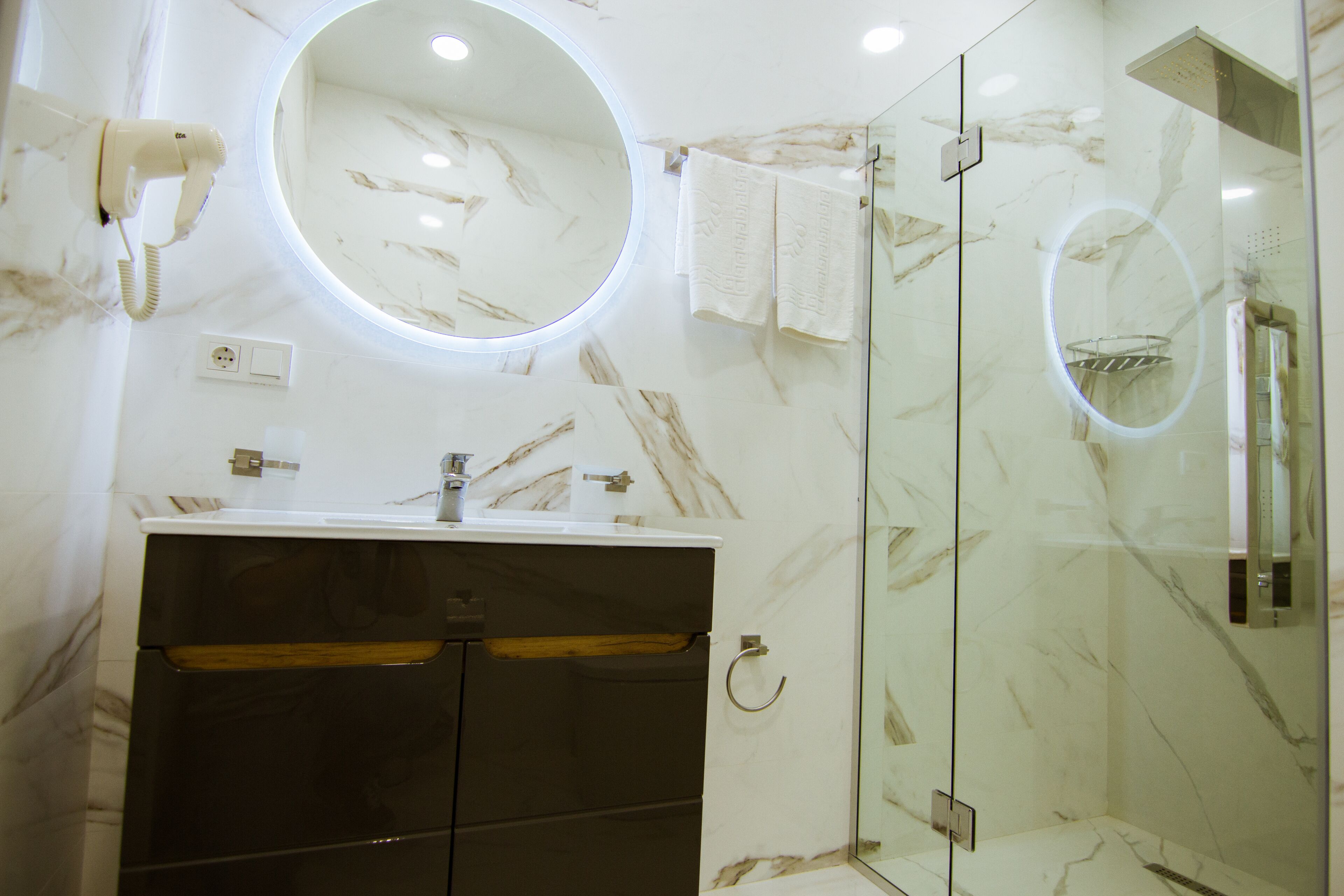 deluxe triple room, balcony, mountain view | bathroom | shower, rainfall showerhead, free toiletries, hair dryer