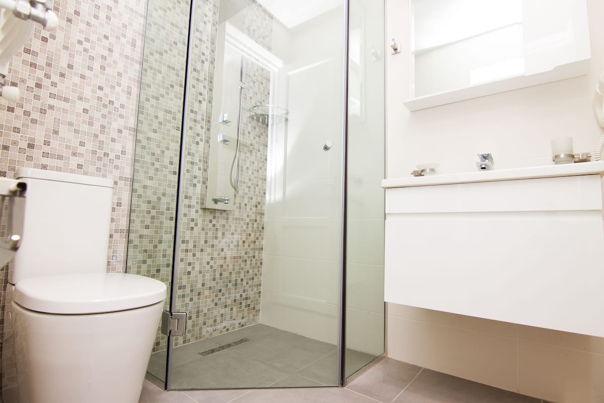 shower, rainfall showerhead, free toiletries, hair dryer