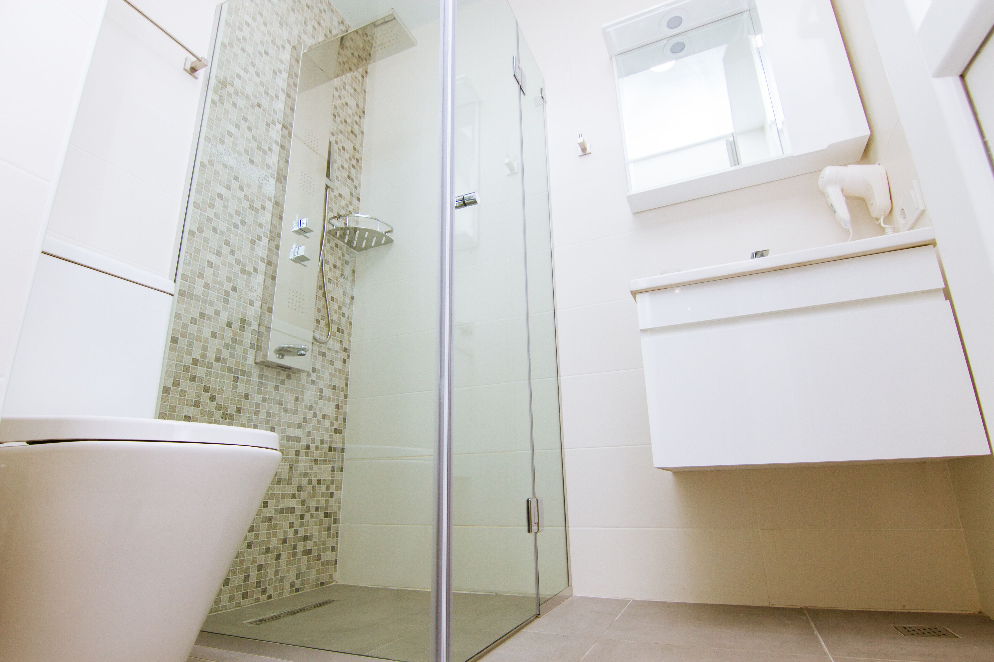 shower, rainfall showerhead, free toiletries, hair dryer