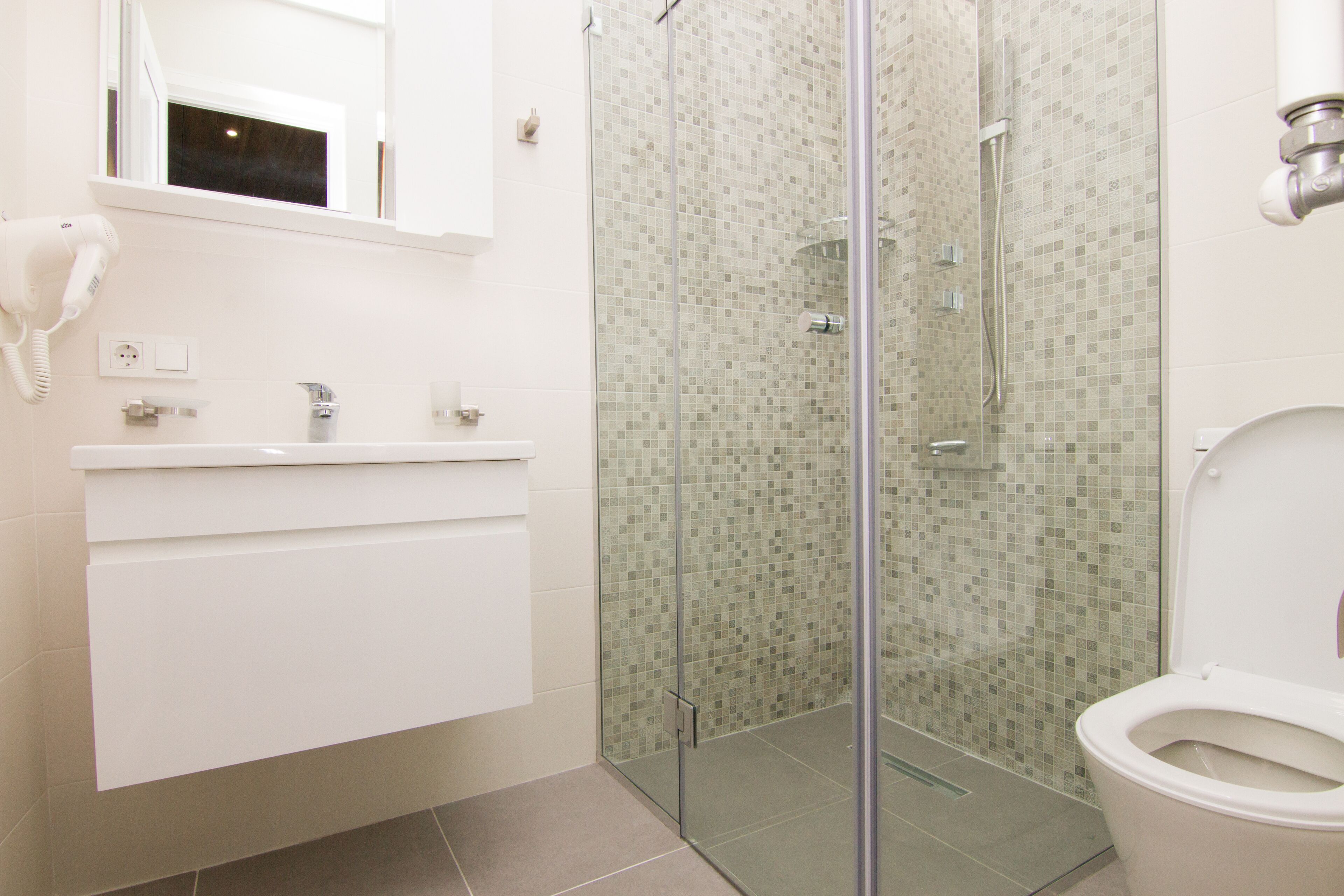 shower, rainfall showerhead, free toiletries, hair dryer