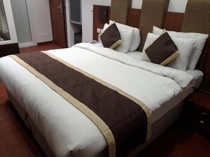 In-room safe, desk, iron/ironing board, free WiFi - Hotel Aerocity Golden (New Delhi)