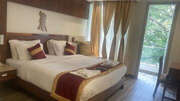 Premium Room with Balcony | Ropa de cama de alta calidad, colchones viscoelásticos, escritorio