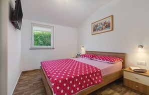 6 bedrooms, travel crib, free WiFi, bed sheets - Amazing home in Marcana with sauna (Marcana)