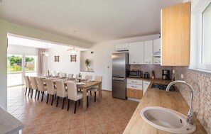 Fridge, stovetop, dishwasher, coffee/tea maker - Nice home in Marcana with sauna (Marcana)