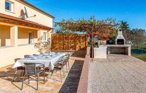 Outdoor dining - Nice home in Marcana with sauna (Marcana)